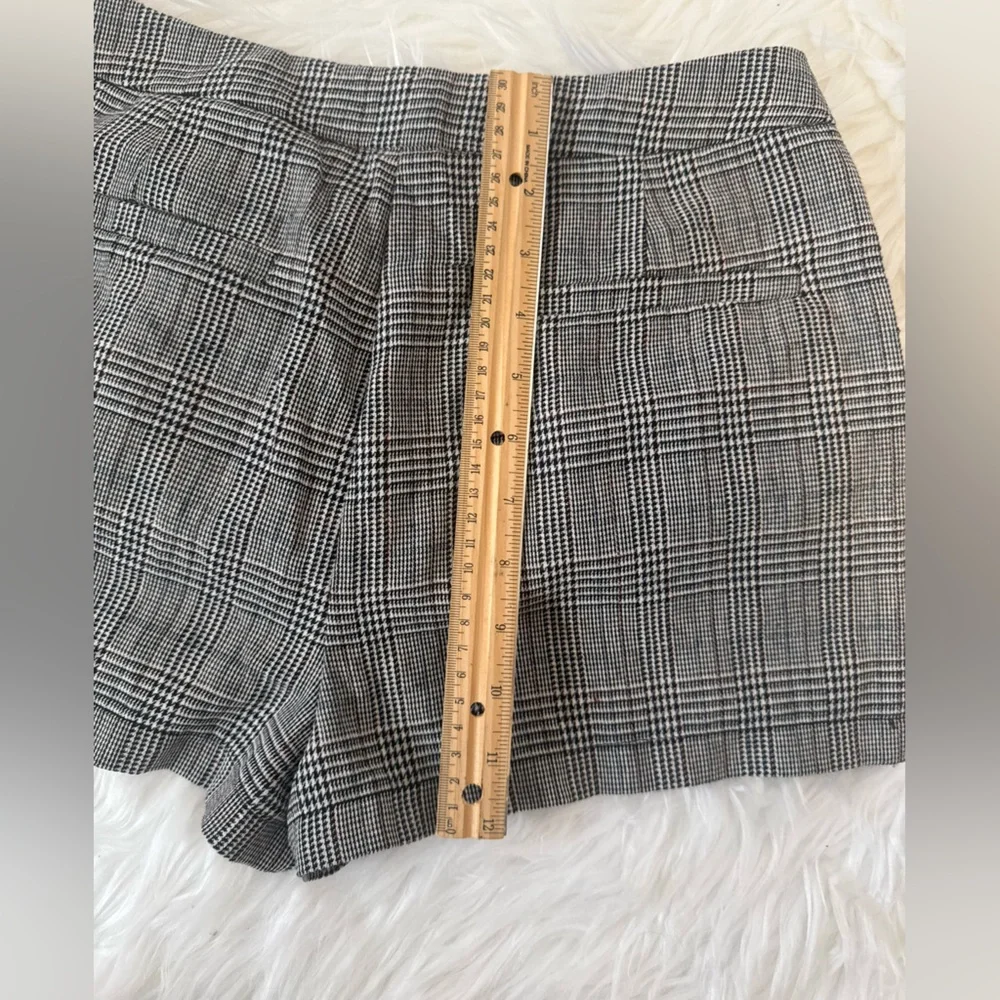 Forever 21 – size XS black and white plaid dressy shorts